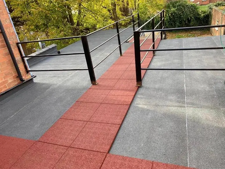 Comercial roof walk